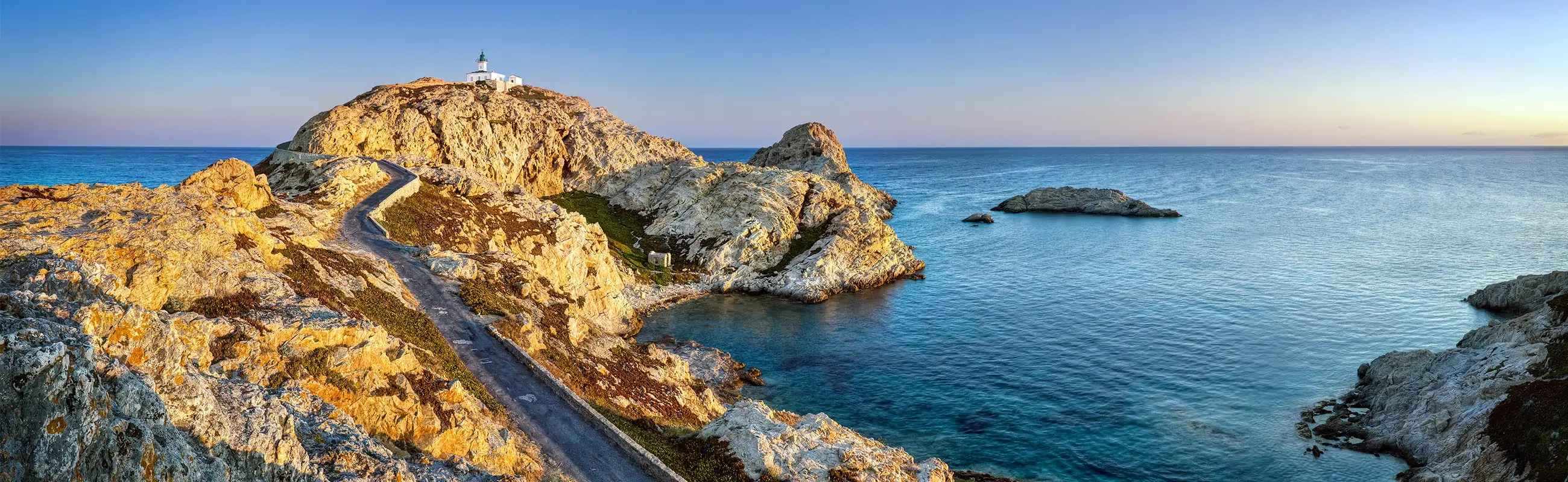 Paysage de la Balagne en Corse, entre mer et montagne