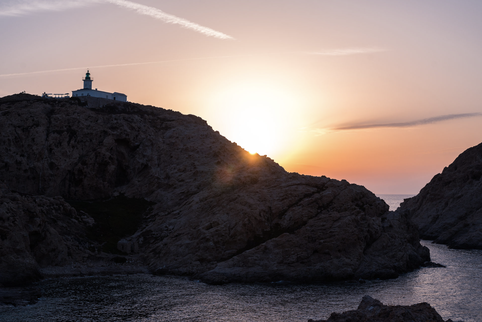 Coucher de soleil derrière le phare de la Pietra à L'Île-Rousse en Corse